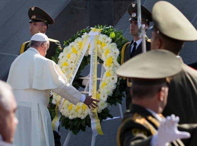 Папата посети мемориала на арменския геноцид в Ереван