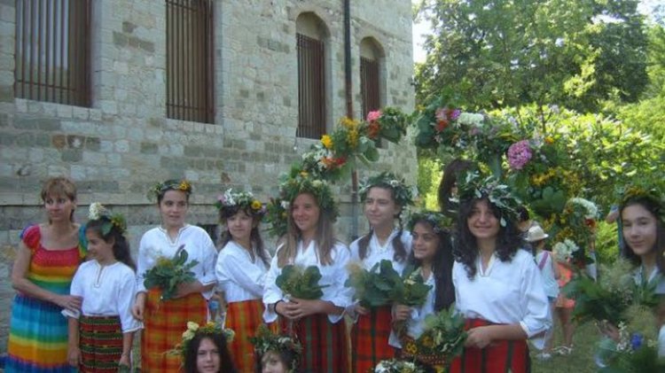 Магията Еньовден събра много деца и възрастни в Кърджали