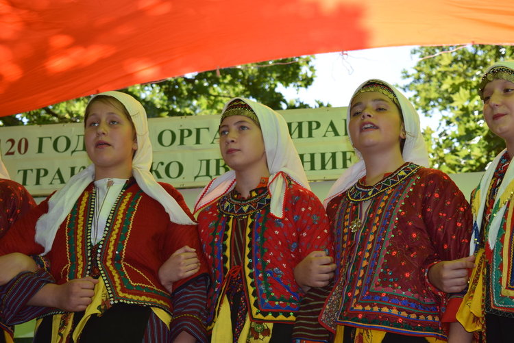 Тракийци пеят и танцуват в Кърджали,честват 120 години от организираното тракийско движение