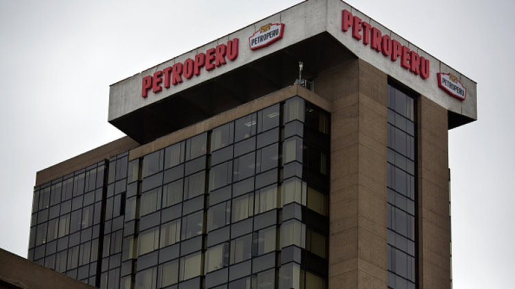 Перу се бори с нефтен разлив