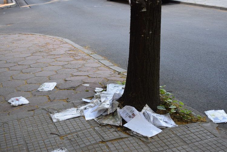 Вандали изпокъсаха  некролози в центъра на Кърджали, поругаха паметта на покойниците     