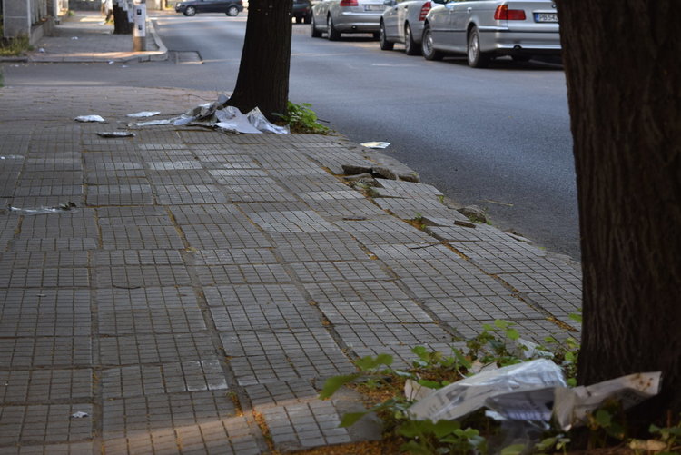 Вандали изпокъсаха  некролози в центъра на Кърджали, поругаха паметта на покойниците     