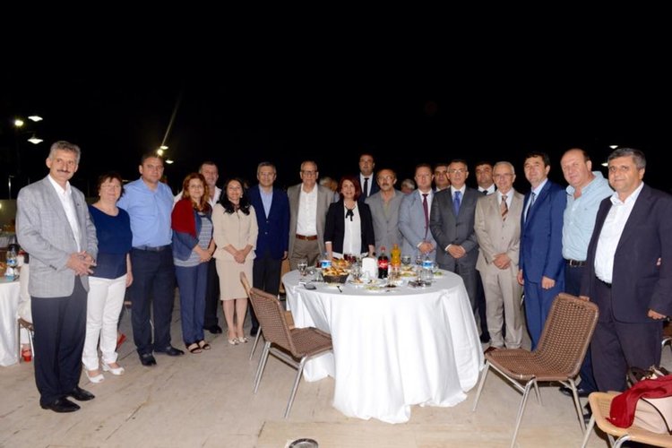 ДПС на ифтар в изселническия квартал Авджълар в Истанбул