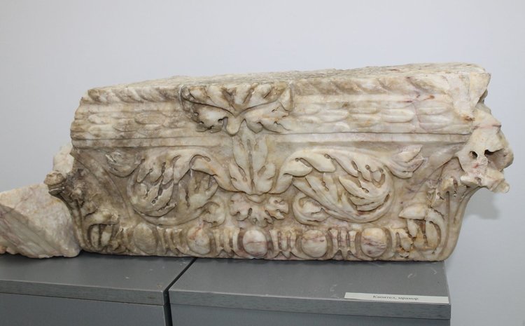 Мраморният капител, открит при разкопките край Каснаково е изложен в Историческия музей
