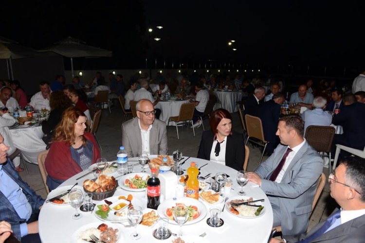 ДПС на ифтар в изселническия квартал Авджълар в Истанбул