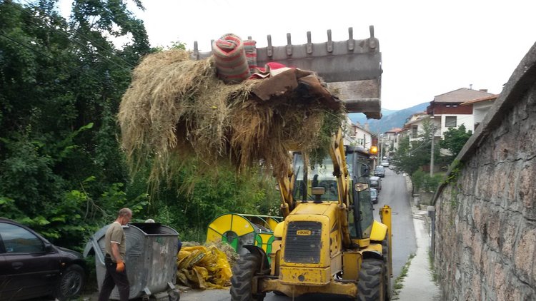 Титан: Мием улиците и чистим  по график