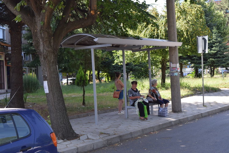 Таксиджии унищожават разписанията по автобусните спирки в Кърджали, ”борят” конкуренцията