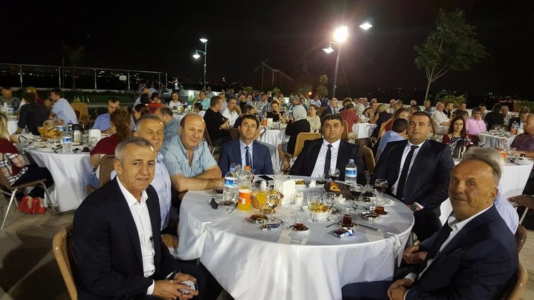 ДПС на ифтар в изселническия квартал Авджълар в Истанбул