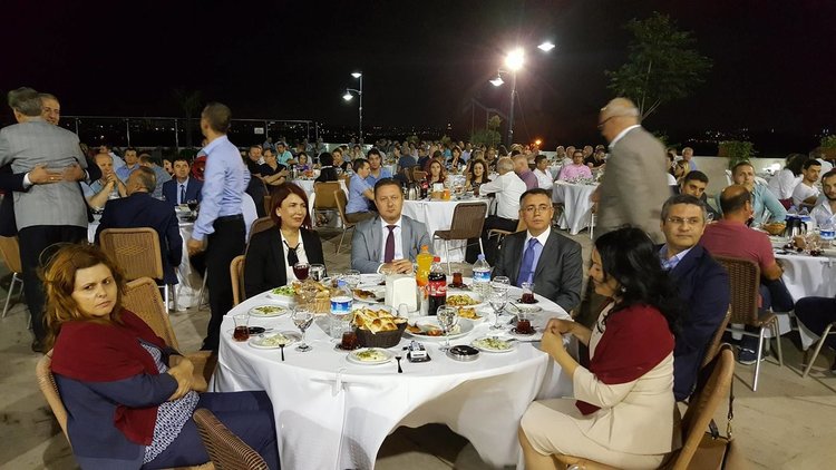 ДПС на ифтар в изселническия квартал Авджълар в Истанбул