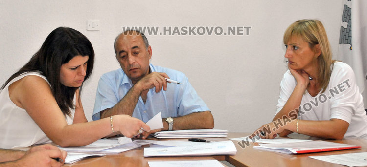 Комосията за търга разглежда документите на участниците 