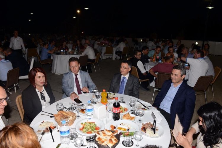 ДПС на ифтар в изселническия квартал Авджълар в Истанбул