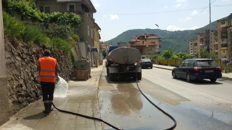 Титан: Мием улиците и чистим  по график