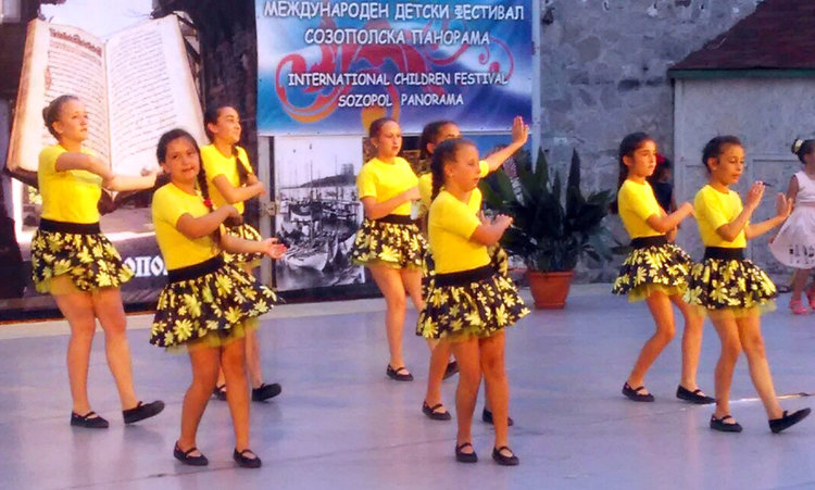 Деца от Конуш първенци на фестивала в Созопол с Мамбо №5