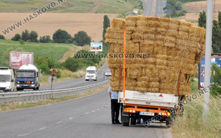 КОРЗ дебне камионите със слама, спира вместо полицията 