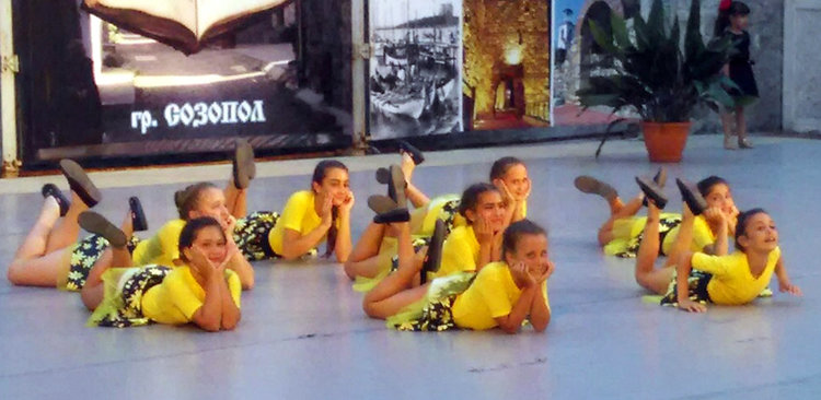 Деца от Конуш първенци на фестивала в Созопол с Мамбо №5