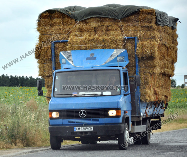 КОРЗ дебне камионите със слама, спира вместо полицията 