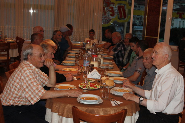 Холандски бизнесмен даде ифтар и хранителни продукти на социално слаби в Ардинско