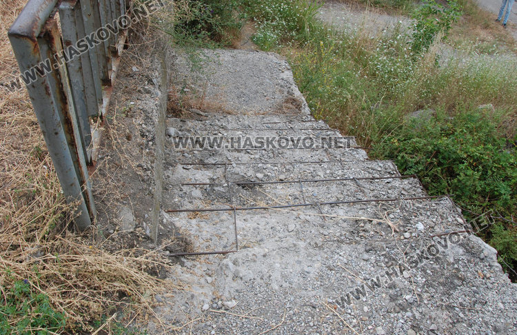 Подлез край Хасково превърнат в змиярник, оказа се ничий