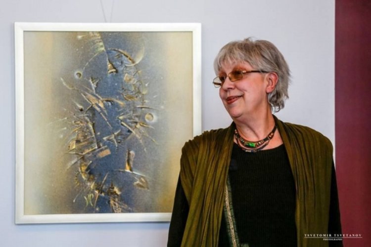 Виолета Радкова с първа живописна изложба в КДК в Смолян 