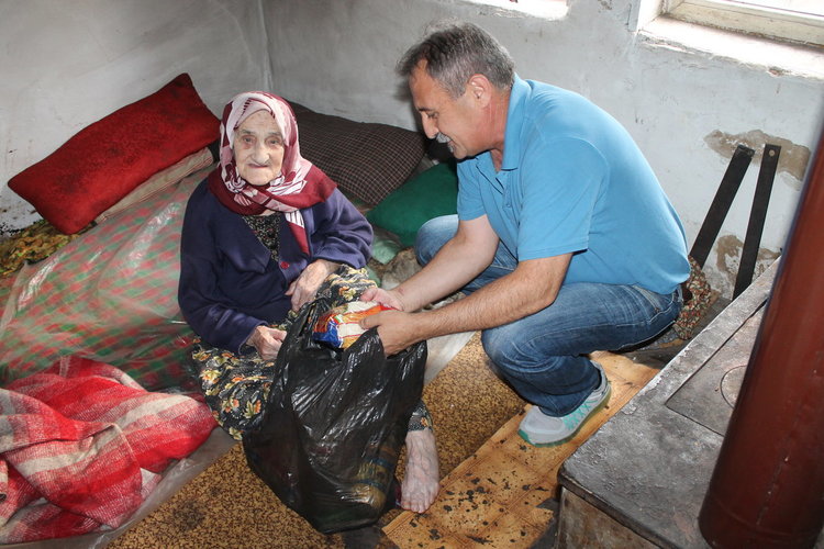 Холандски бизнесмен даде ифтар и хранителни продукти на социално слаби в Ардинско