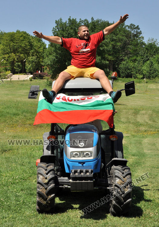 Червен екзекутор от Хасково тръгва с трактор за София 