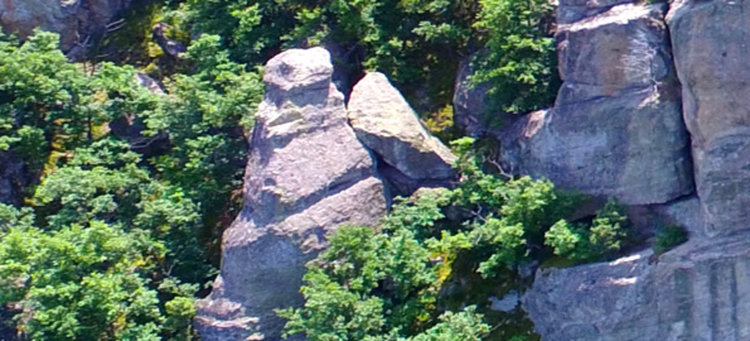 Дрон засне край Сърница древен град, защитен от изсечени змийски глави