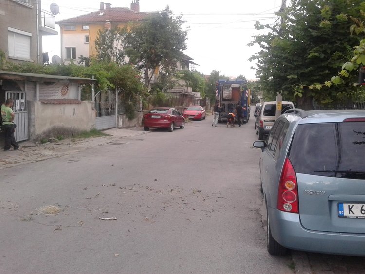 Сметовози ръсят боклуци в Кърджали,докато плащаме такса „смет”