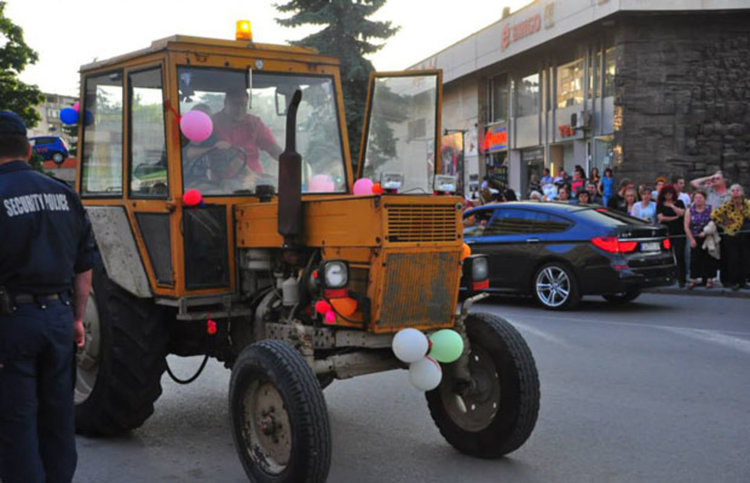 Двама пияни обърнаха трактор, единият с опасност за живота