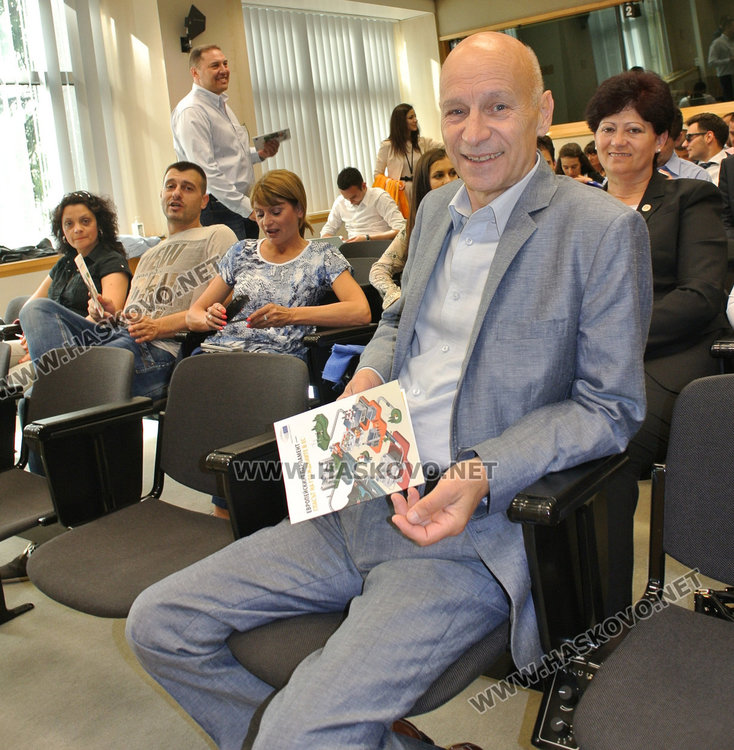 Светла Танова от  отдел "Посещения и семинари" на ЕП изнесе лекция пред българската група за  структурата на Европейския парламент и участието му  в процеса на вземане на решения в ЕС