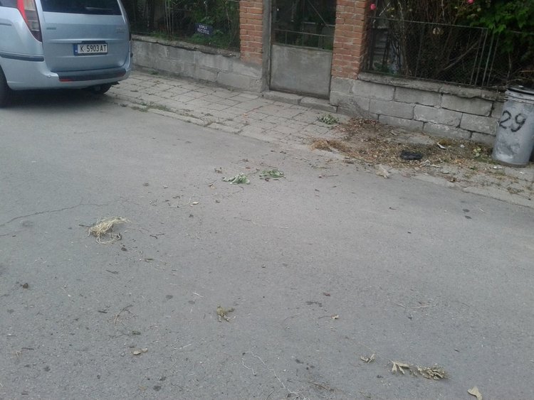 Сметовози ръсят боклуци в Кърджали,докато плащаме такса „смет”