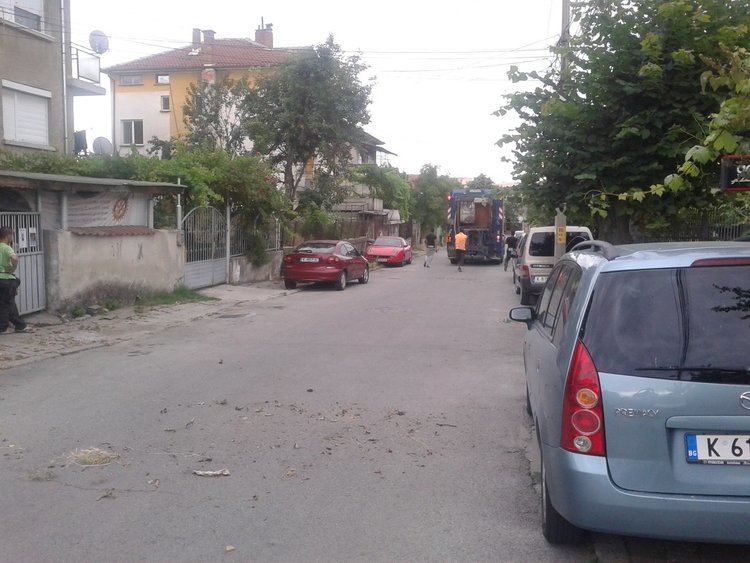 Сметовози ръсят боклуци в Кърджали,докато плащаме такса „смет”