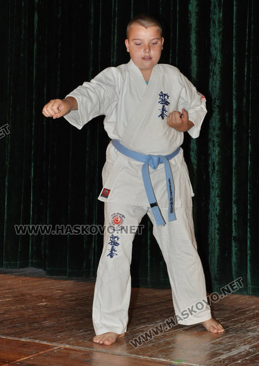 Фокусници, акробати, каратисти показват талант на сцената в Младежкия  