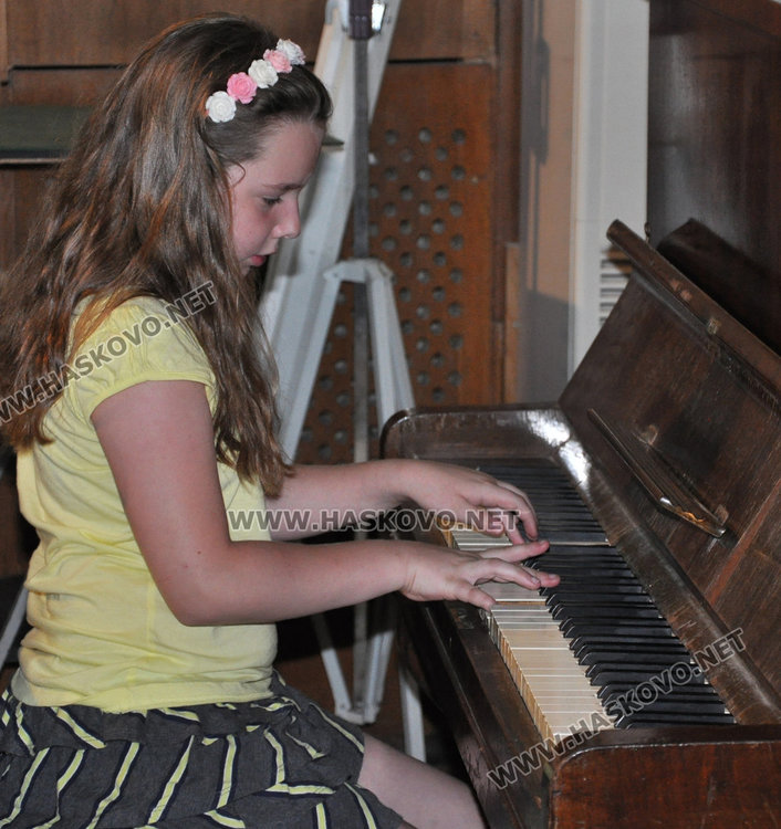 Фокусници, акробати, каратисти показват талант на сцената в Младежкия  