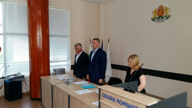 Общинските съветници на Момчилград почетоха жертвите на кървавия атентат в Истанбул