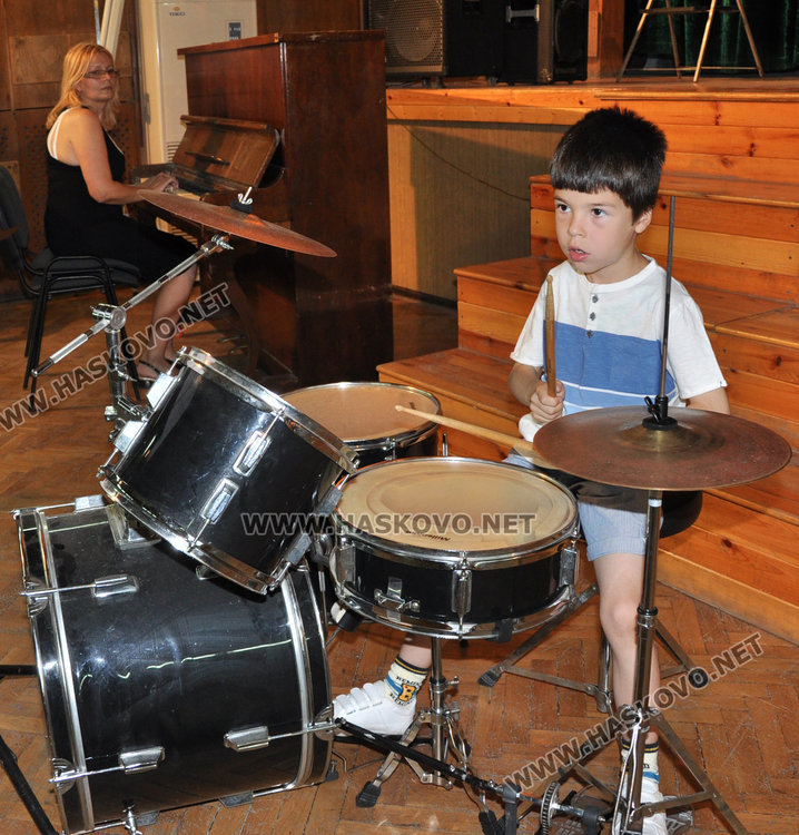 Васил Грънчаров с изпълнение на барабани