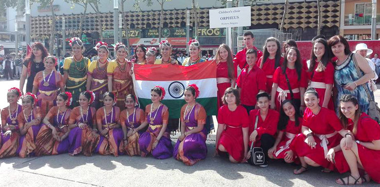 Хористите от Хасково на откриването на фестивала в Льорет де Мар със състава от Индия 