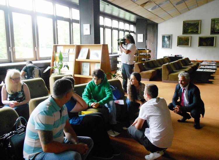 Писателят и сценарист Александър Чобанов учи млади смолянчани на творческо писане