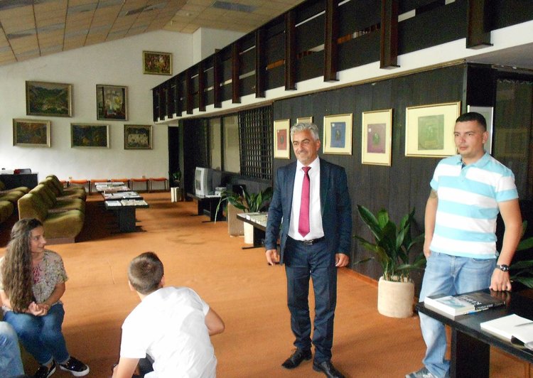 Писателят и сценарист Александър Чобанов учи млади смолянчани на творческо писане