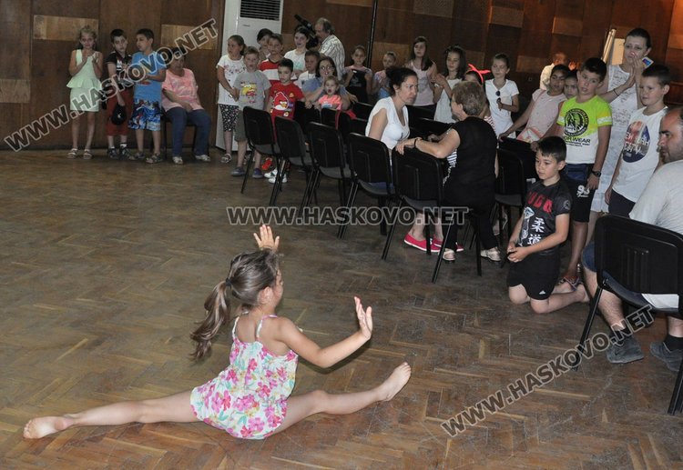 Фокусници, акробати, каратисти показват талант на сцената в Младежкия  