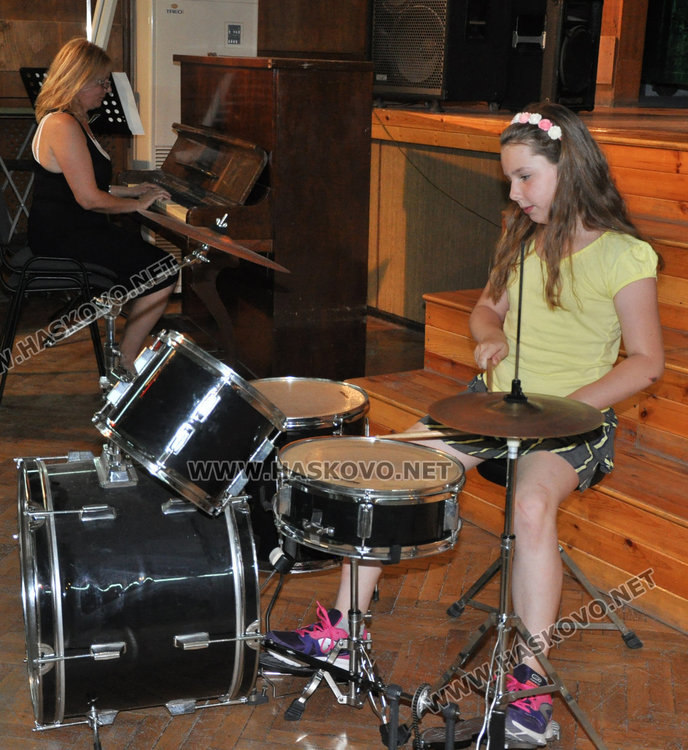 Фокусници, акробати, каратисти показват талант на сцената в Младежкия  