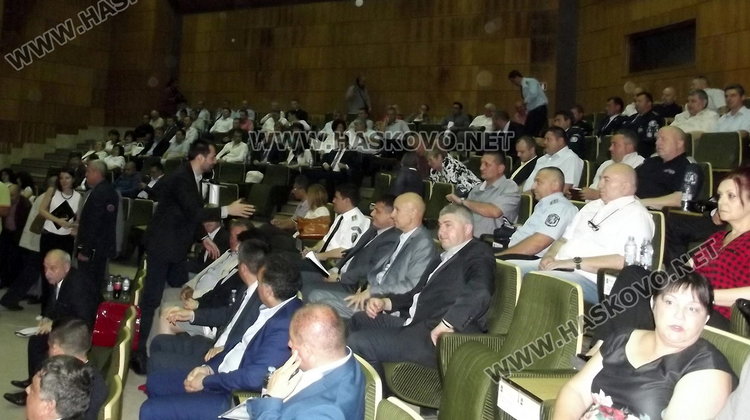 Правят общинска полиция, наемат пенсионирани военни и полицаи за охрана на обществения ред