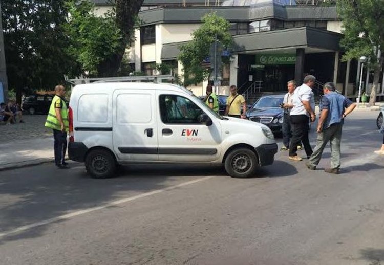 Движението на кръстовището бе блокирано за 1 час