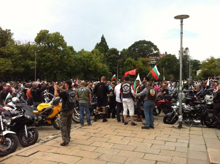 Сбиване пред ”Александър Невски” заради рокерите на Путин