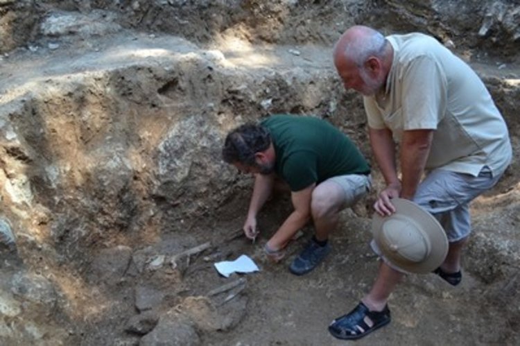 Младият археолог Любен Лещаков и проф. Николай Овчаров откриха гроб на разчленена тракийска принцеса. Снимка:НЕНКО СТАНЕВ
