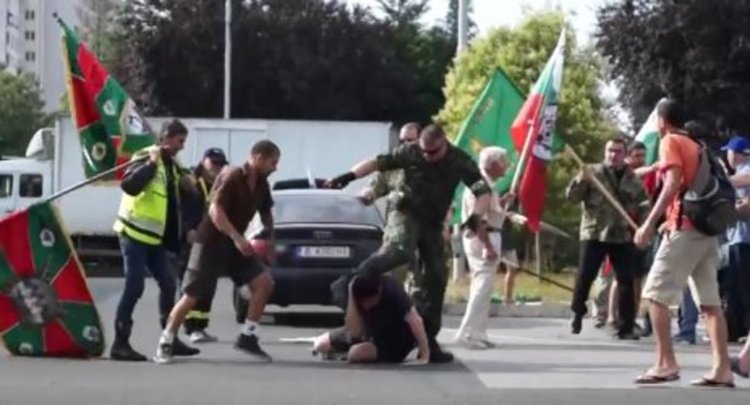 Игра на войници, или кой дърпа дявола за опашката