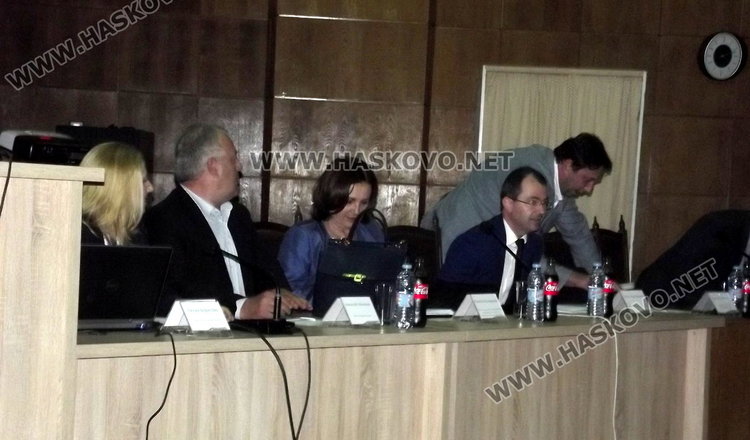 Правят общинска полиция, наемат пенсионирани военни и полицаи за охрана на обществения ред