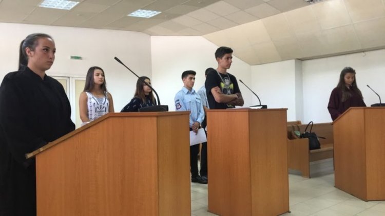 Ученици от Кърджали участваха в симулативен съдебен процес