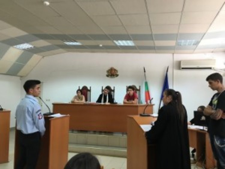 Ученици от Кърджали участваха в симулативен съдебен процес
