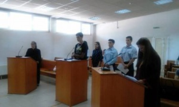 Ученици от Кърджали участваха в симулативен съдебен процес