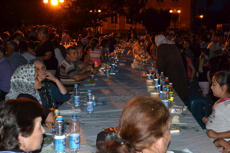 Ифтар събра над 2000 души в Момчилград